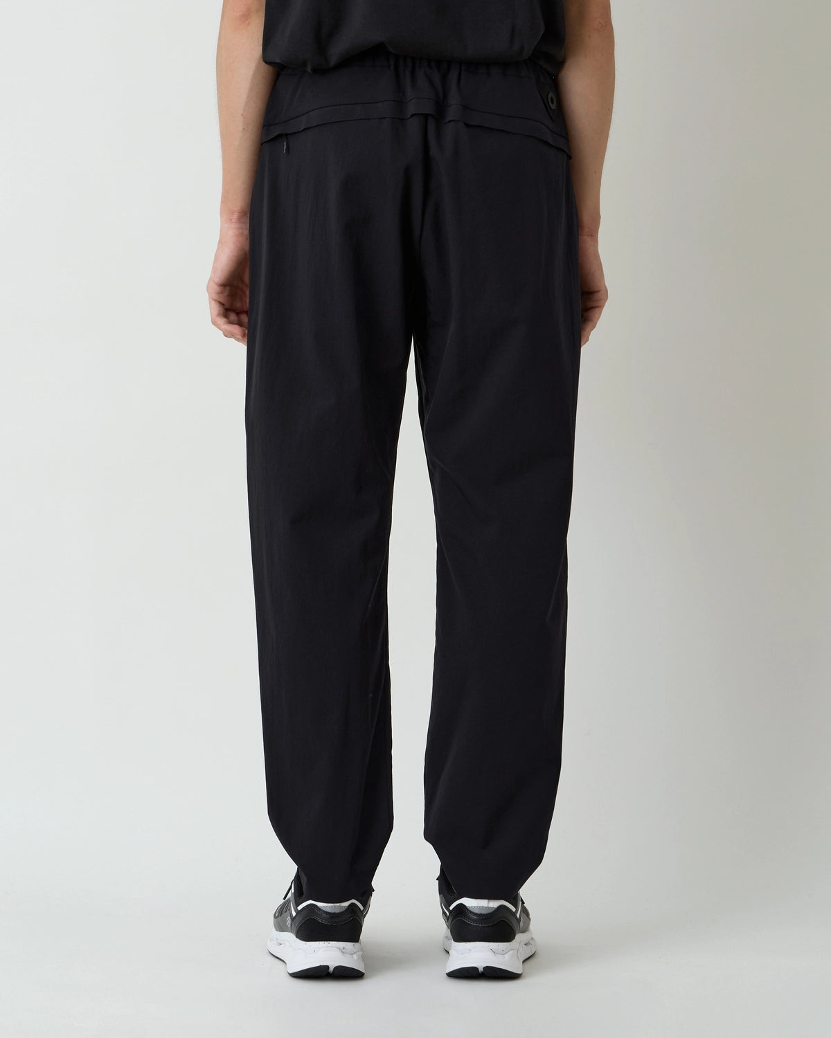 White Mountaineering  / 3 TUCK EASY TAPERED PANTS (BK2571405)