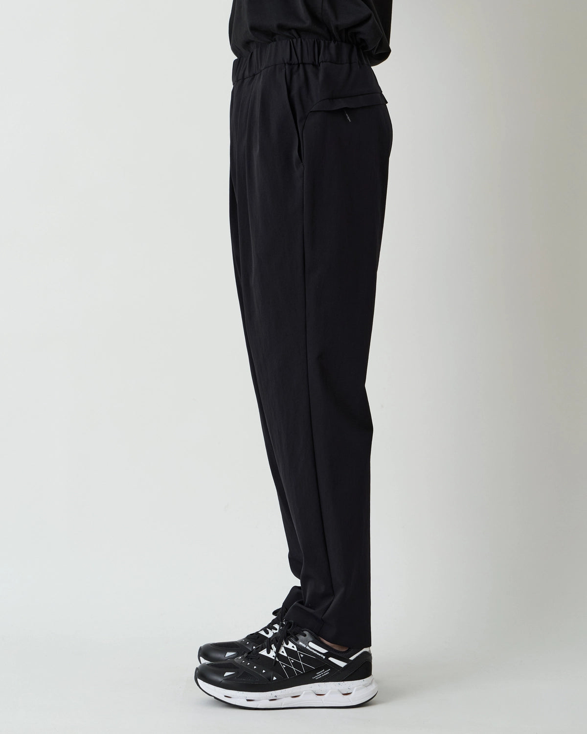 White Mountaineering  / 3 TUCK EASY TAPERED PANTS (BK2571405)