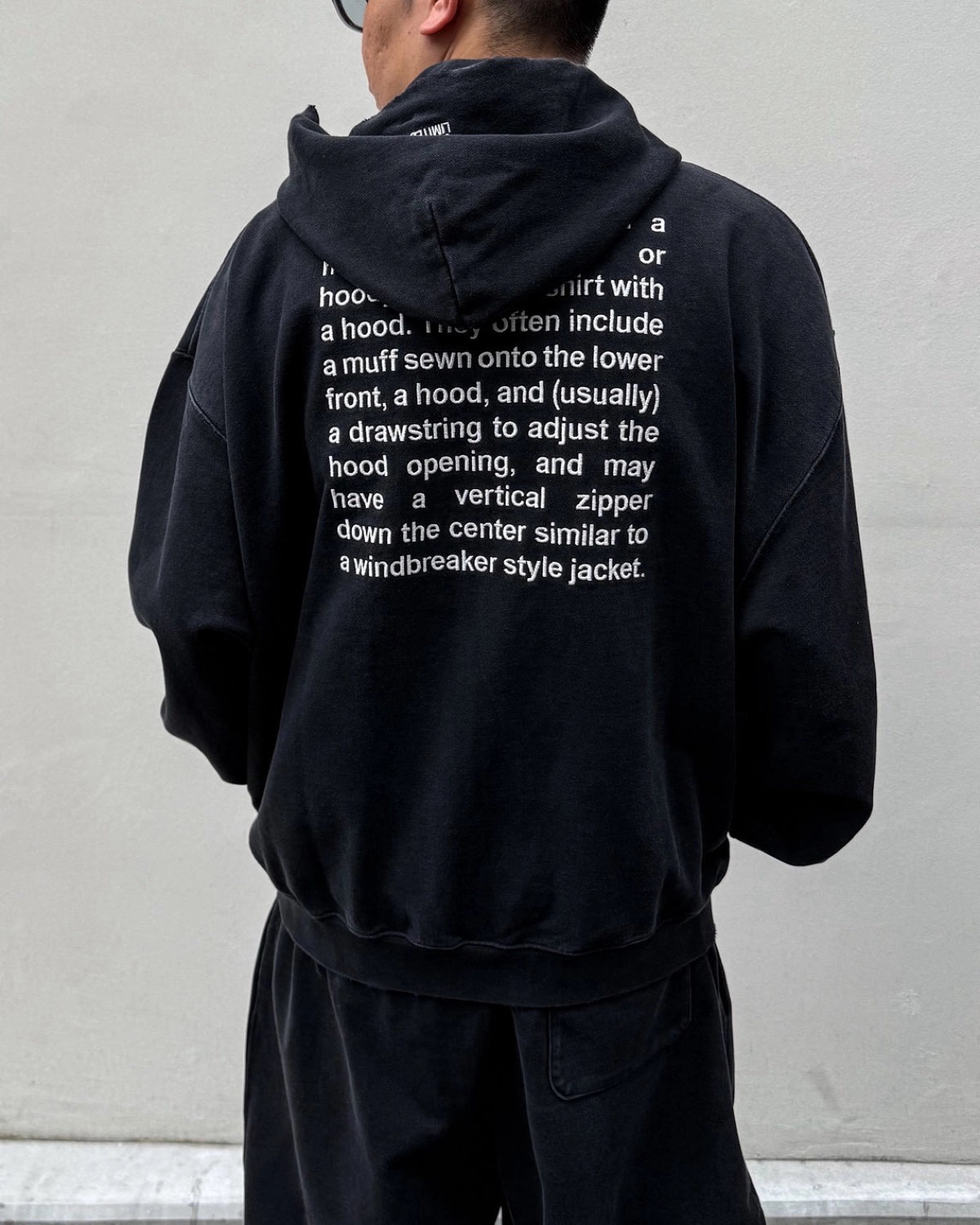 VETEMENTS / EMBROIDERED DEFINITION ZIP-UP HOODIE (MH27ZU222B)