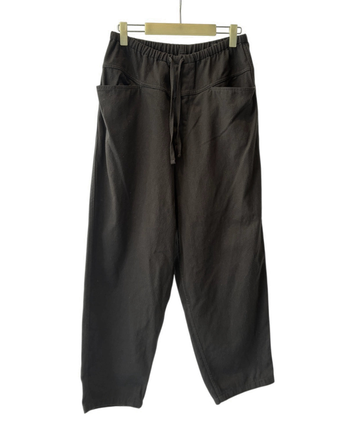 COMOLI の ブラックドリル テーパードパンツ (D01-03004)