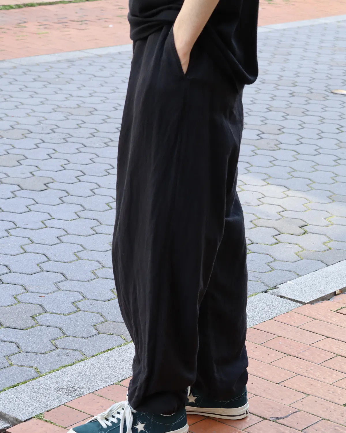 COMOLI コモリ シルクネルドローストリングパンツ
