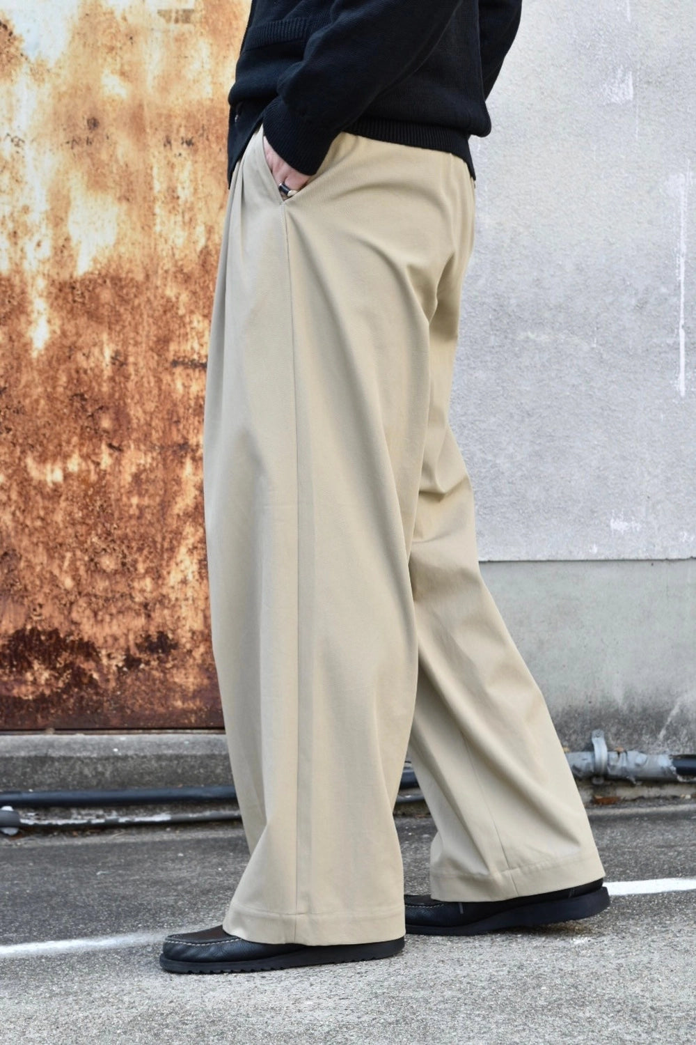 MARKAWARE / TWILL TRIPLE PLEATED EASY TROUSERS (A25A05PT03C)