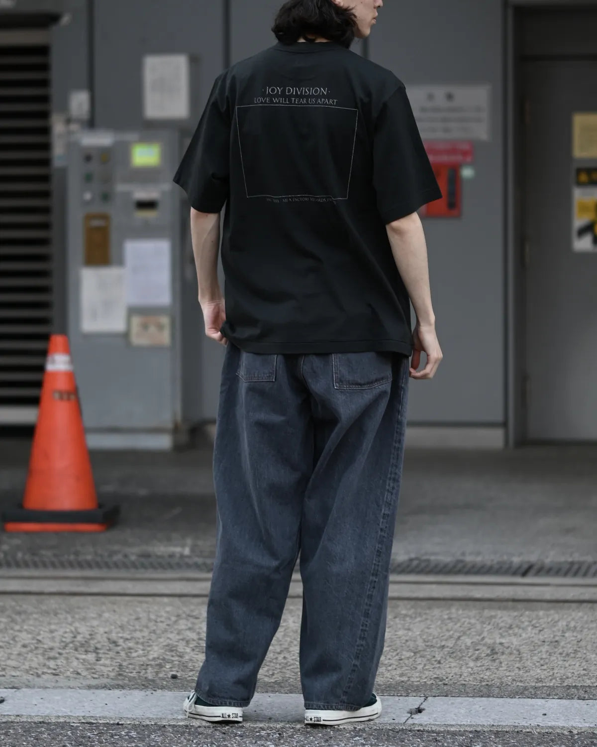 blurhmsROOTSTOCK / JD LOVE WILL TEAR US APART Photo STANDARD (bROOTS25S33S26JD006)