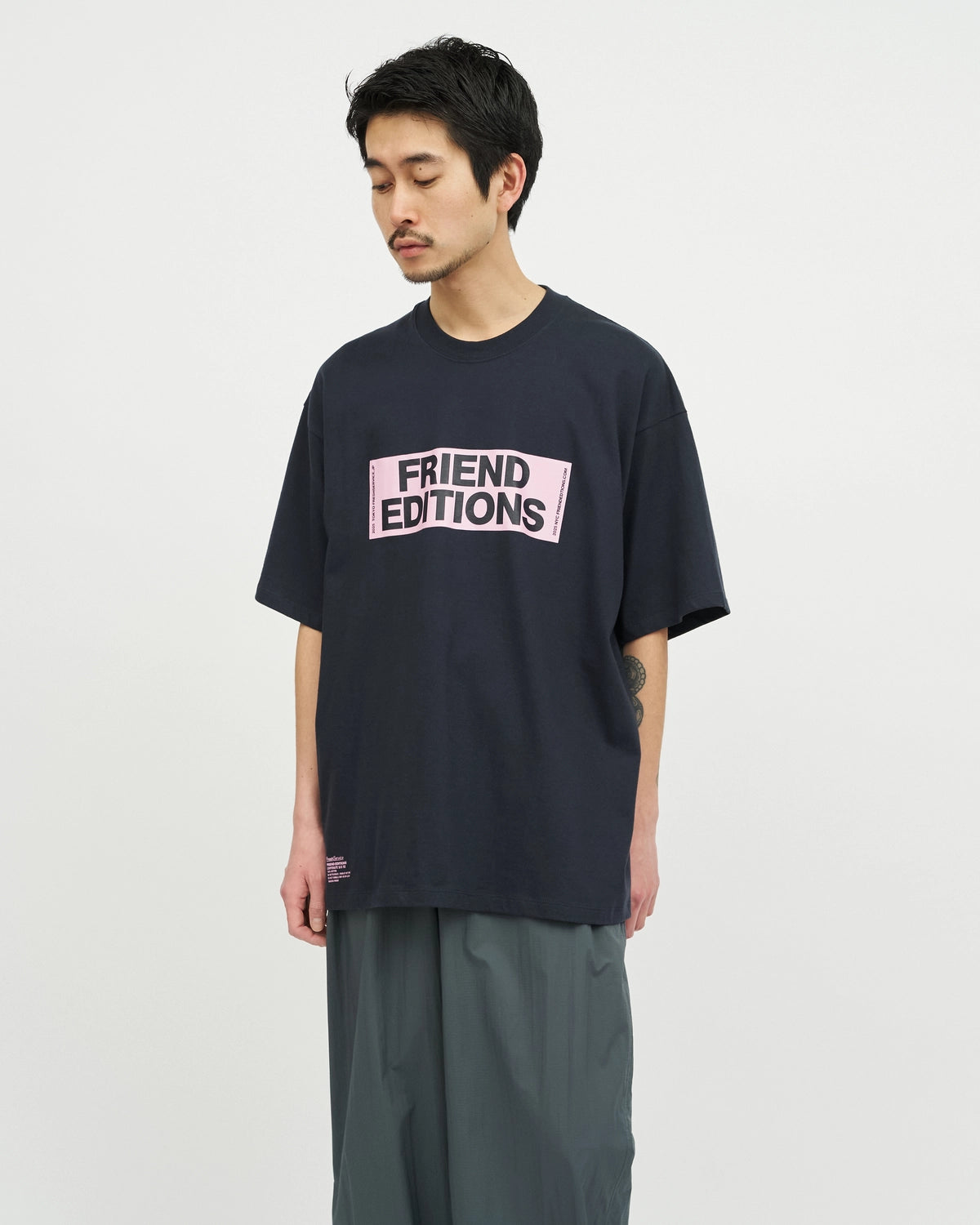 FreshService / FRIEND EDITIONS CORPORATE TEE "STICKER" (FSC261-70088FE)