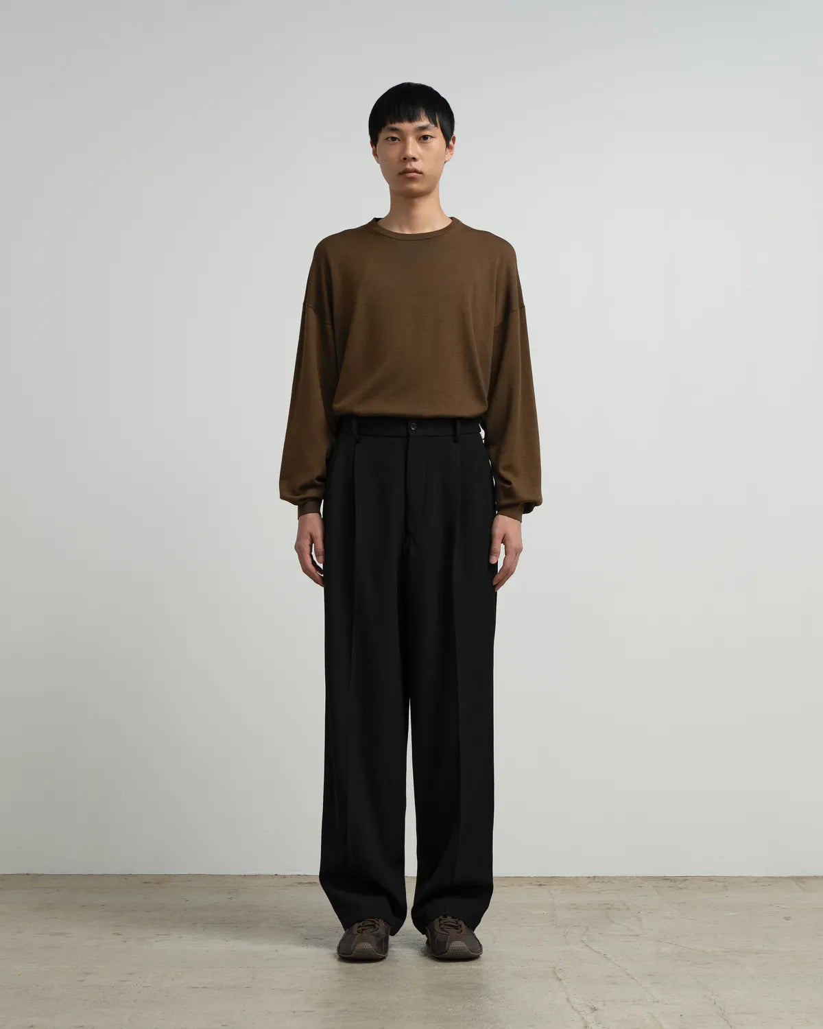 Graphpaper / Back Satin Wool Gabardine Adjustable Trousers (GM263-40401)