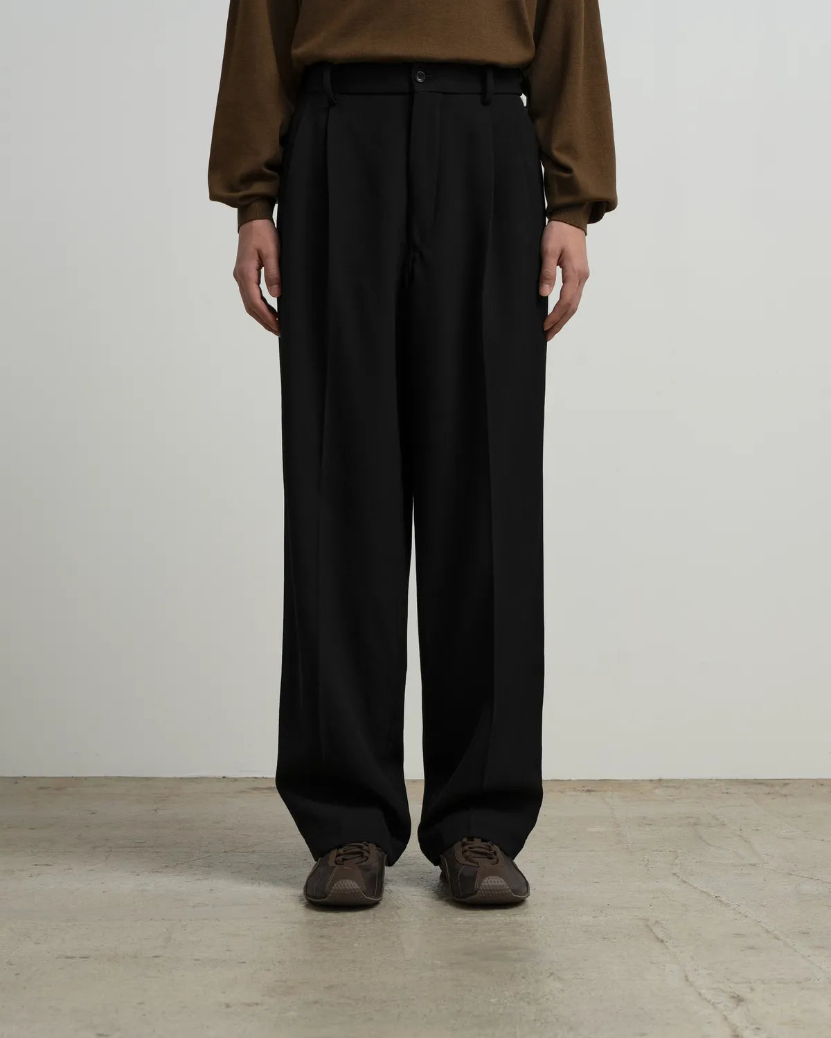 Graphpaper / Back Satin Wool Gabardine Adjustable Trousers (GM263-40401)