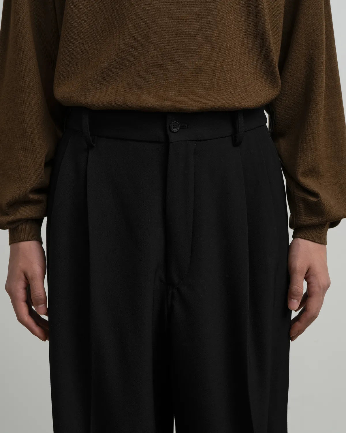 Graphpaper / Back Satin Wool Gabardine Adjustable Trousers (GM263-40401)
