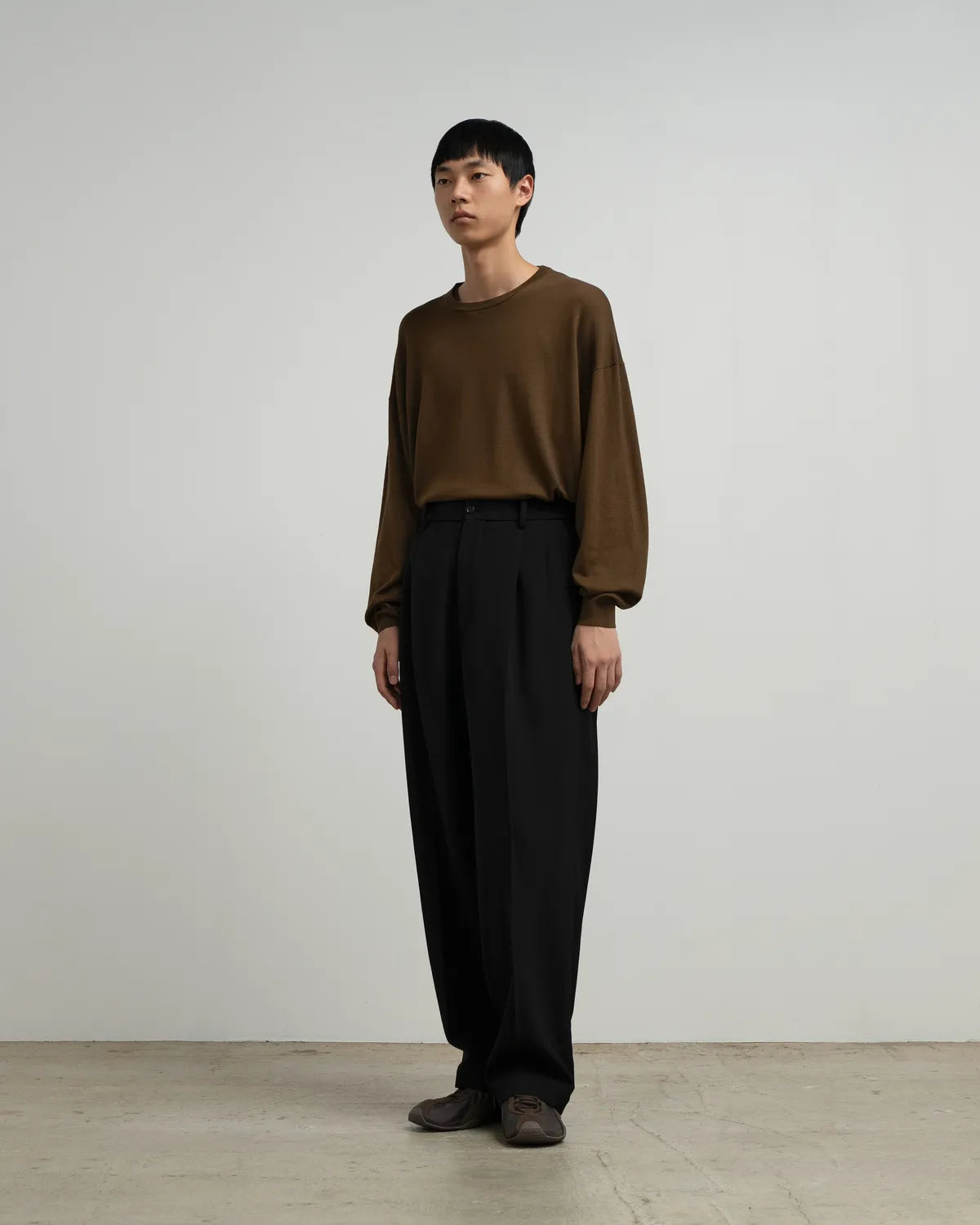 Graphpaper / Back Satin Wool Gabardine Adjustable Trousers (GM263-40401)