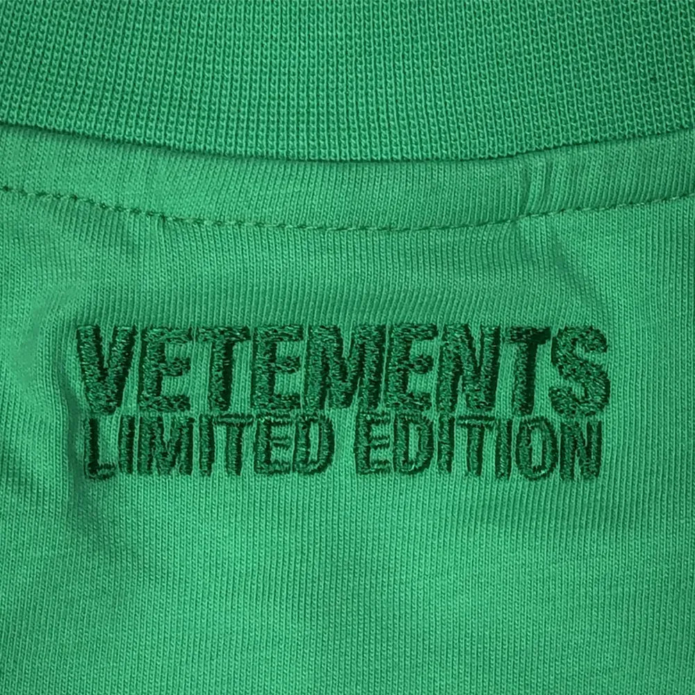 VETEMENTS / OVAL LOGO CROPPED BOXY T-SHIRT (UA66TR600E1000)