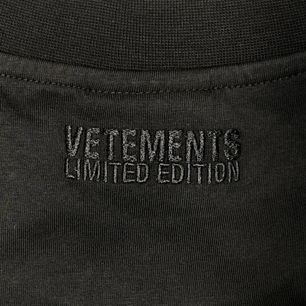 VETEMENTS / OVAL LOGO CROPPED BOXY T-SHIRT (UA66TR600E1000)