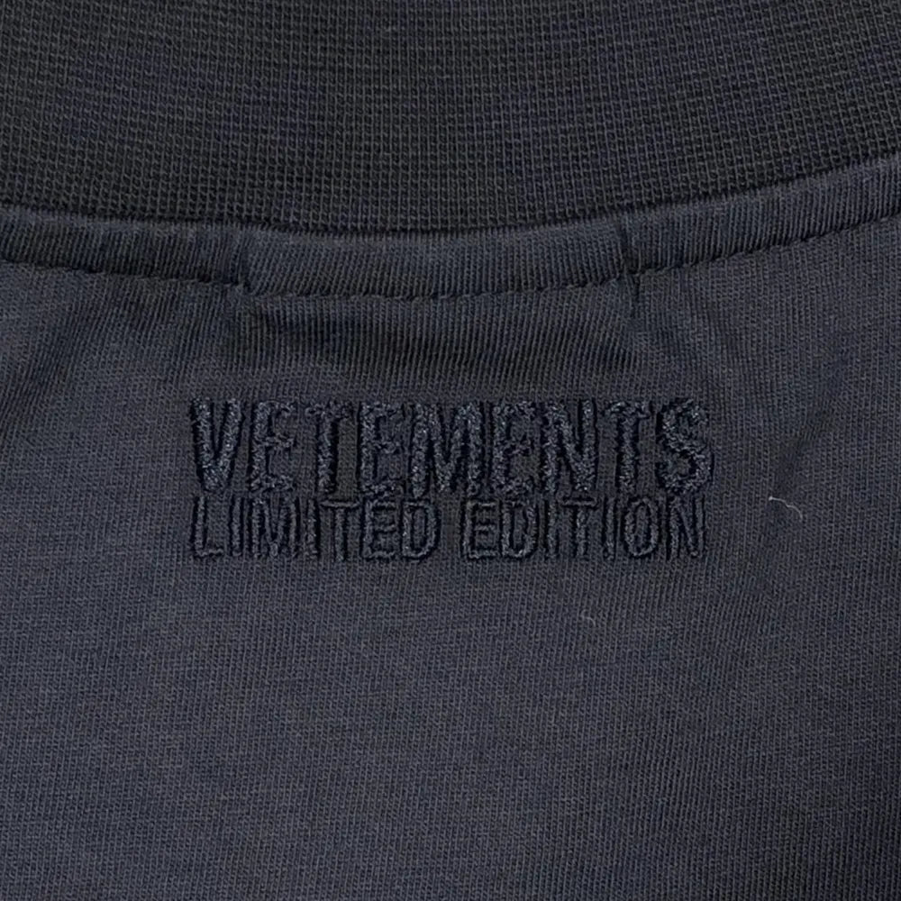 VETEMENTS / OVAL LOGO CROPPED BOXY T-SHIRT (UA66TR600E1000)