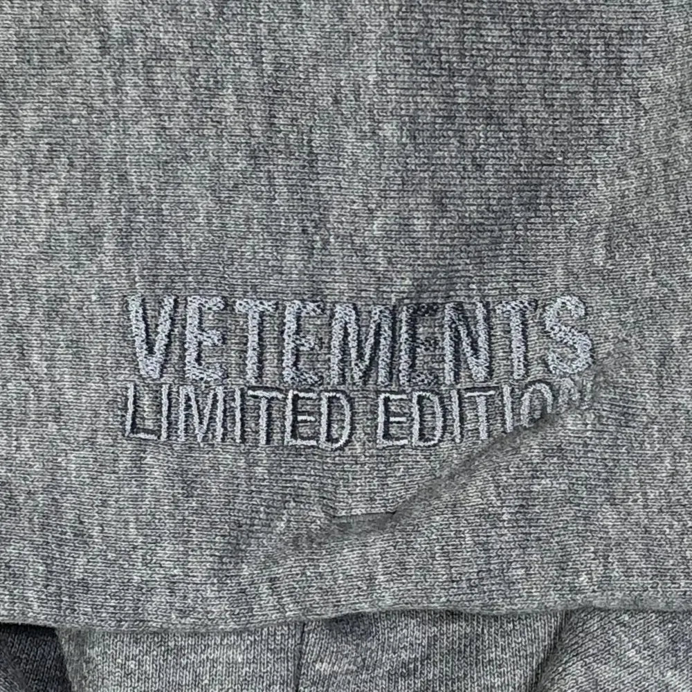 VETEMENTS / VET CROPPED CROPPED BOXY HOODIE (UA66HD640G1500)