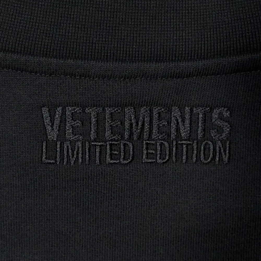 VETEMENTS / OVAL LOGO CROPPED CREWNECK (UA66CW600BB1302)