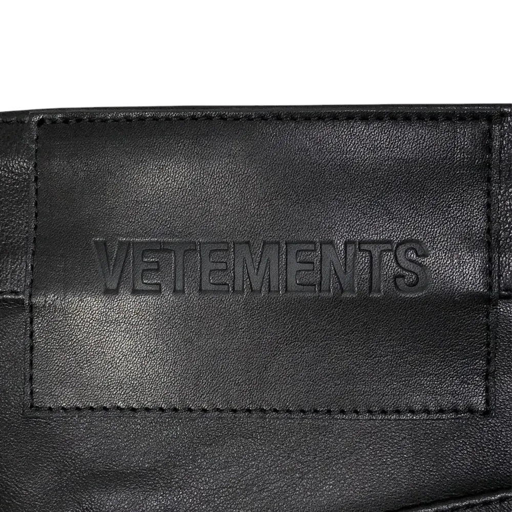 VETEMENTS / DENIM LEATHER MERGED BAGGY JEANS (UA66PA570LB2806)