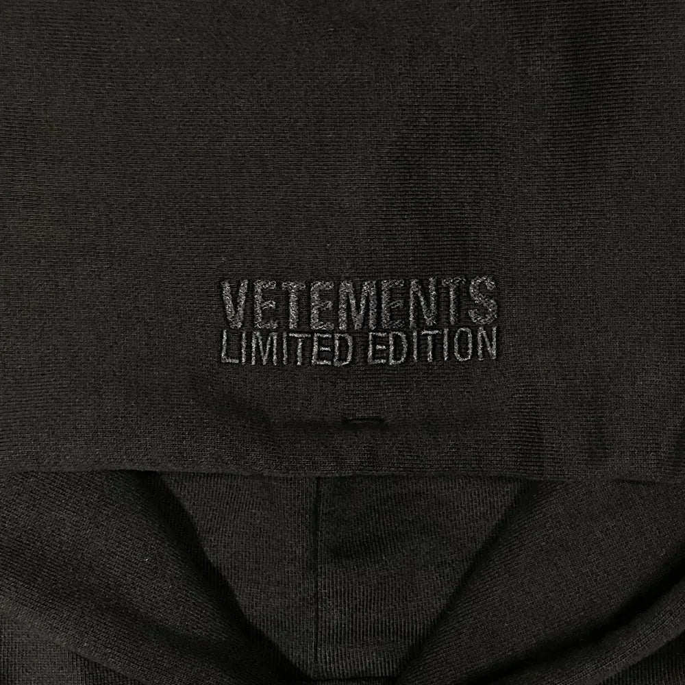 VETEMENTS / OVAL LOGO CROPPED BOXY HOODIE (UA66HD600BW1500)