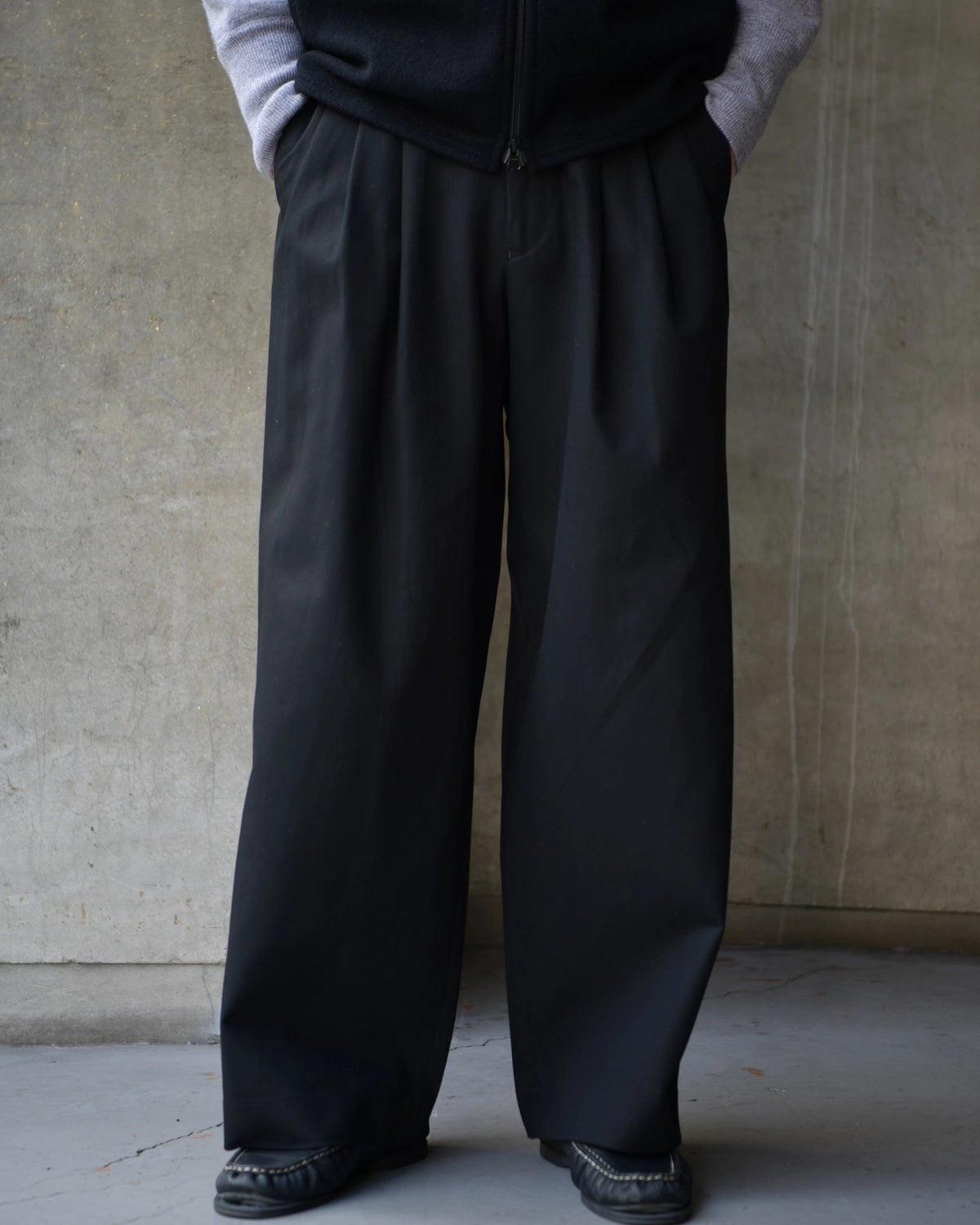 MARKAWARE / TRIPLE PLEATED WIDE TROUSERS (A26A93PT03C)