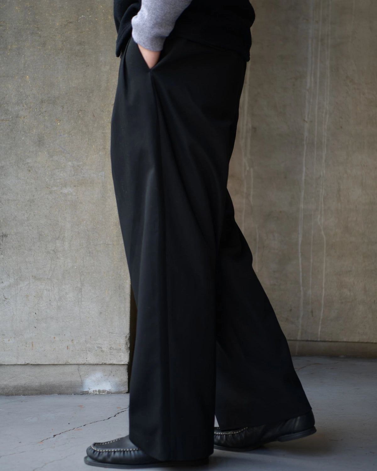 MARKAWARE / TRIPLE PLEATED WIDE TROUSERS (A26A93PT03C)