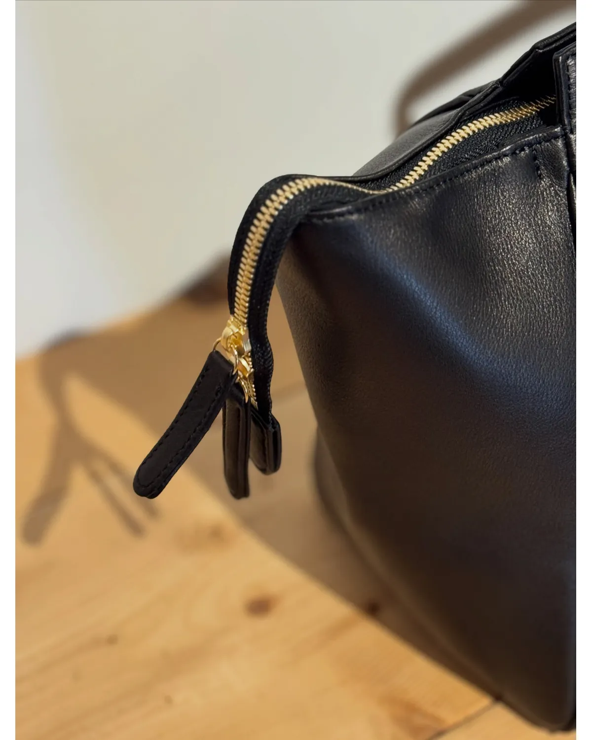 doublet / PLEADING EMOJI LEATHER BAG (26AW73BG87)