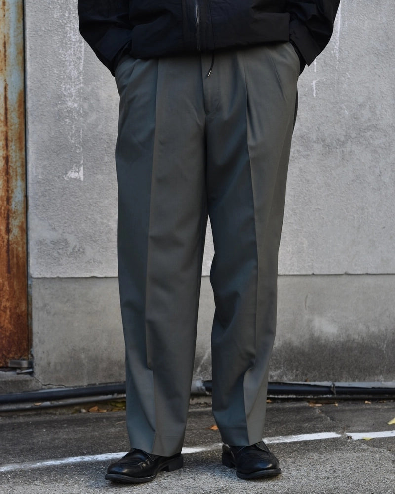 MARKAWARE / CLASSIC FIT DOUBLE PLEATED TROUSERS (A25A11PT01C)