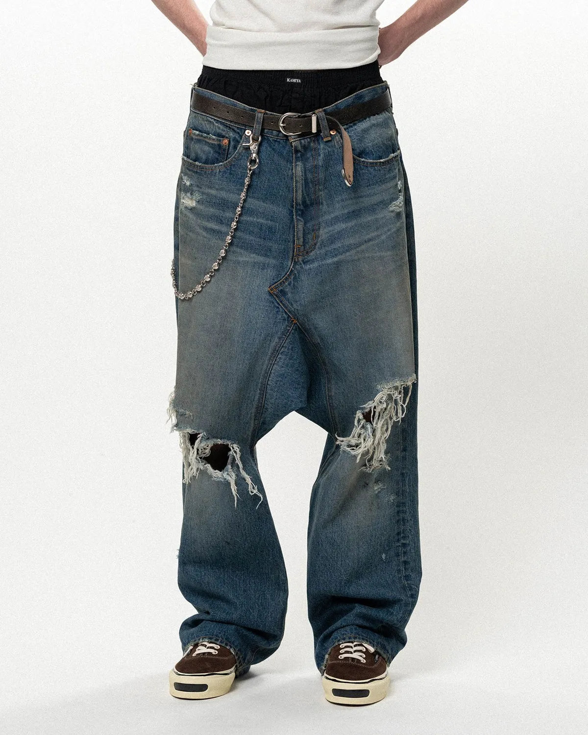 KAMIYA の Distressed Sarouel Denim Pants (G17PT064)