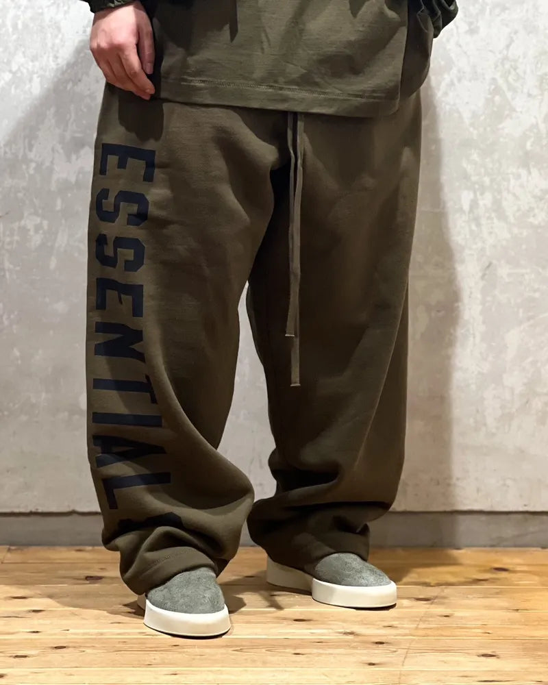 ESSENTIALS / FLEECE RELAXED SWEATPANT (130BT244320F)