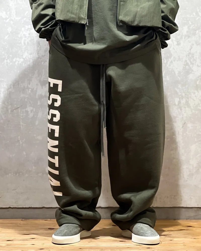 ESSENTIALS / FLEECE RELAXED SWEATPANT (130BT244320F)