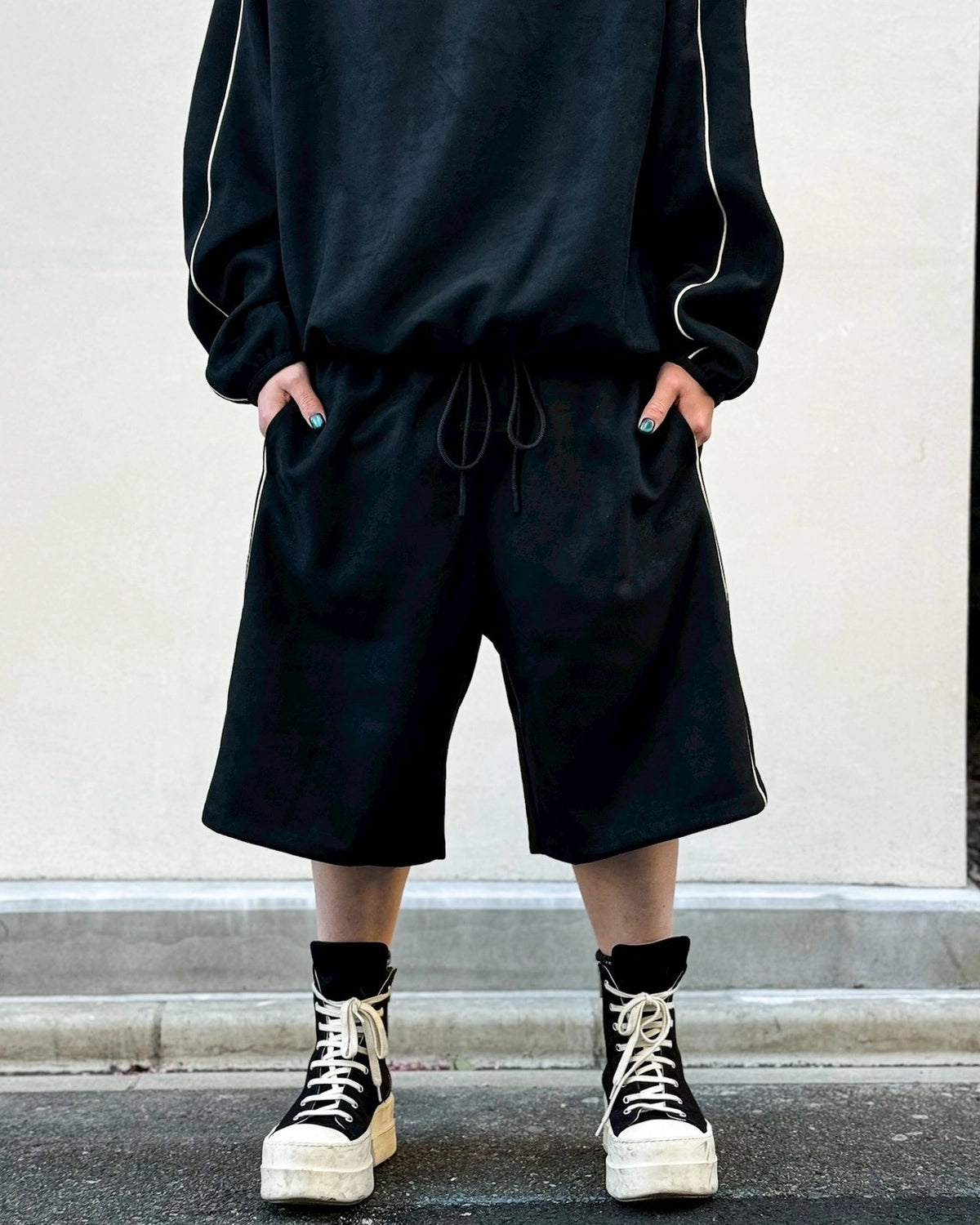 ESSENTIALS / SIGNATURE RELAXED SHORT W/PIPING (160SP264891F)