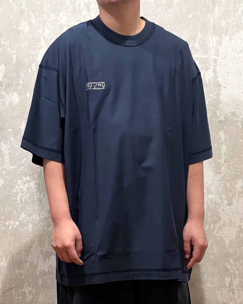 VETEMENTS / INSIDE-OUT LABEL T-SHIRT (UA65TR107B)