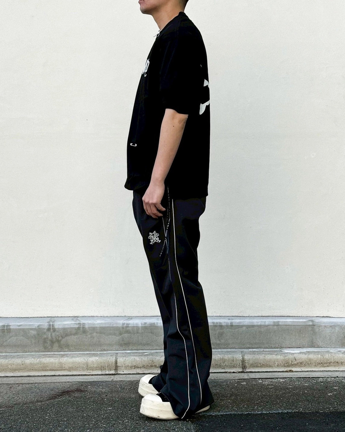 mastermind JAPAN / SAFETY PIN SS TEE (MJ26EE1-TS112)