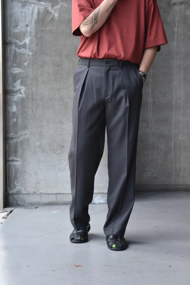 MARKAWARE / ONE TUCK TAPERED TROUSERS (A24C01PT01C)