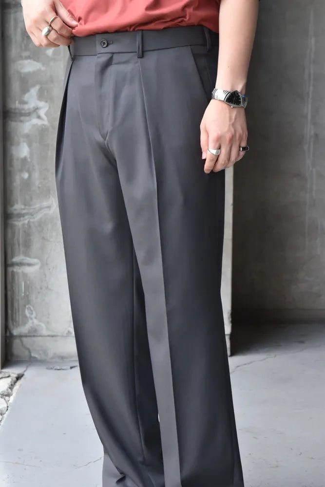 MARKAWARE / ONE TUCK TAPERED TROUSERS (A24C01PT01C)