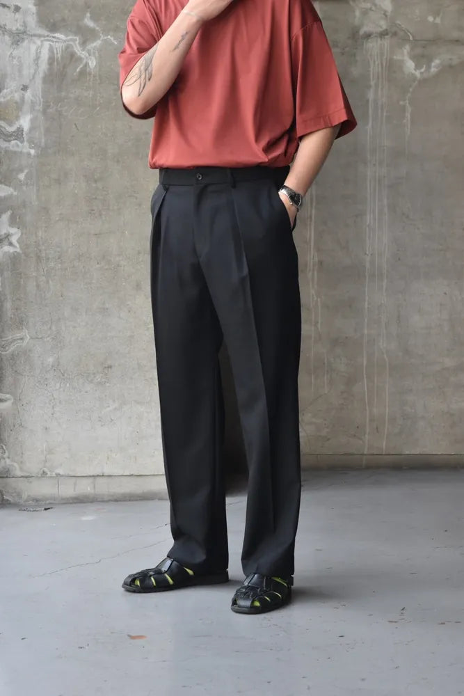 MARKAWARE / ONE TUCK TAPERED TROUSERS (A24C01PT01C)