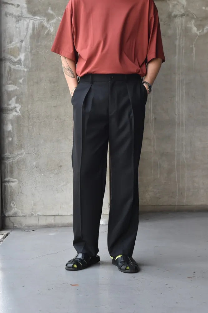 MARKAWARE / ONE TUCK TAPERED TROUSERS (A24C01PT01C)