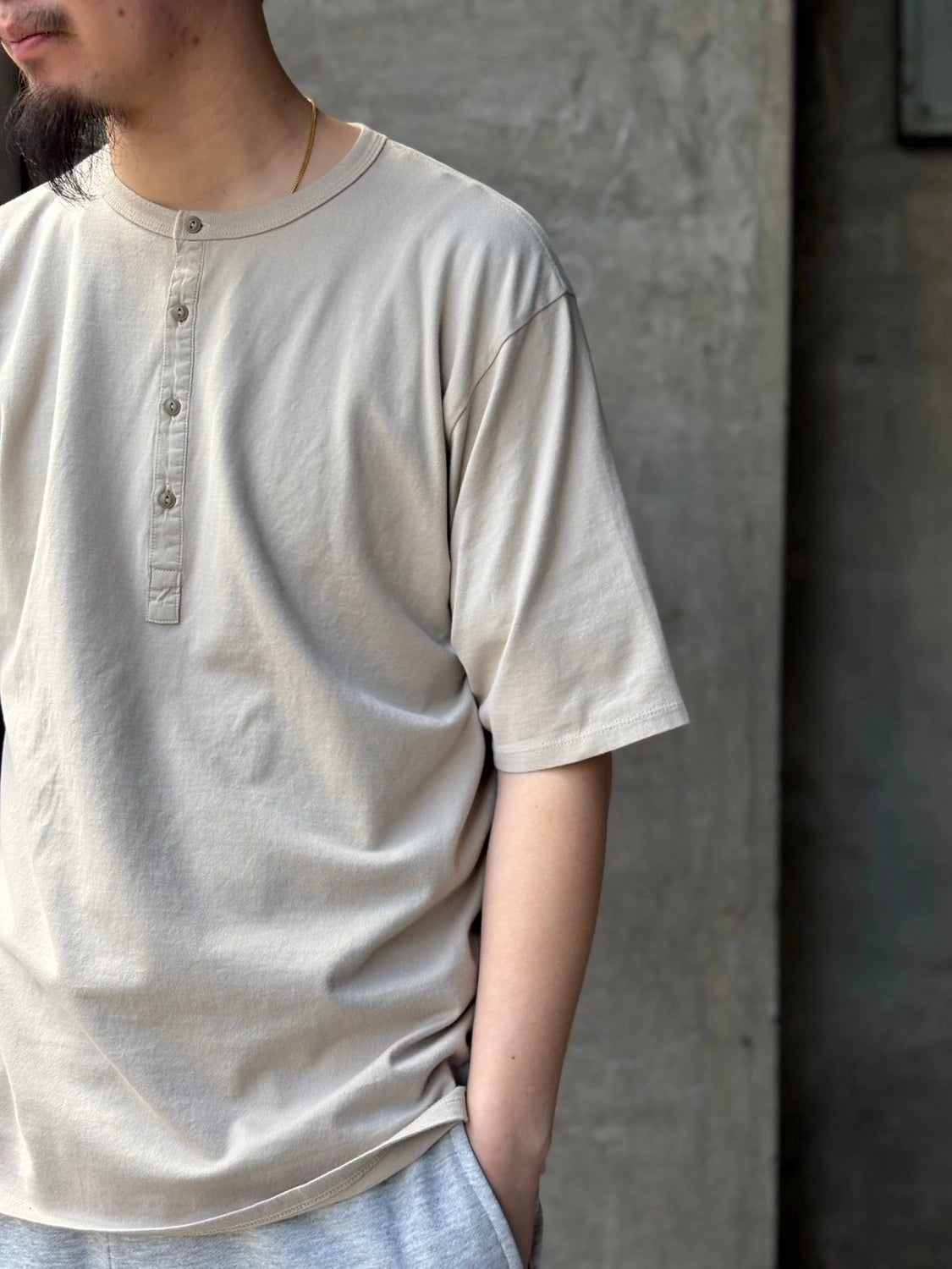 NONNATIVE / DWELLER S/S HENLEY NECK TEE COTTON JERSEY OVERDYED (NN-C4619)