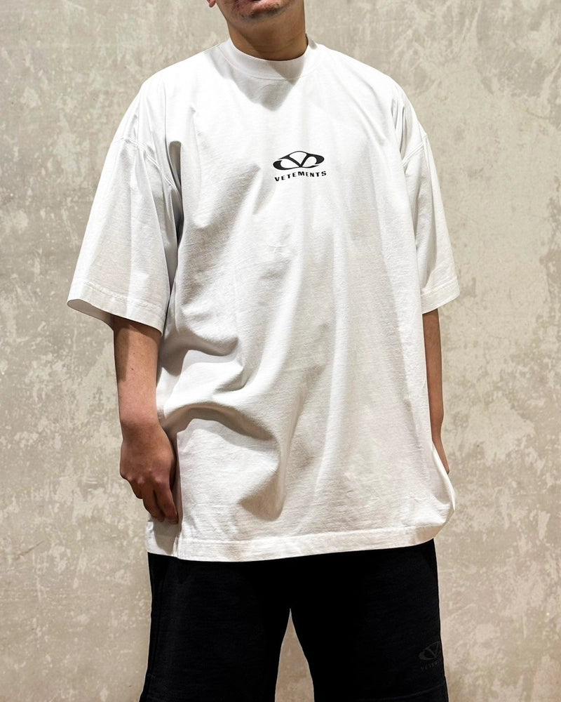 VETEMENTS / OVAL LOGO OVERSIZED T-SHIRT (UA66TR605BW1000)