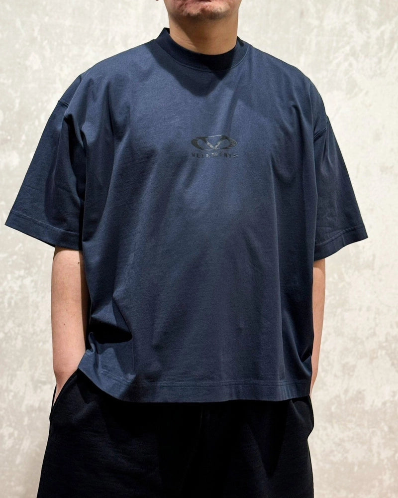 VETEMENTS / OVAL LOGO CROPPED BOXY T-SHIRT (UA66TR600E1000)