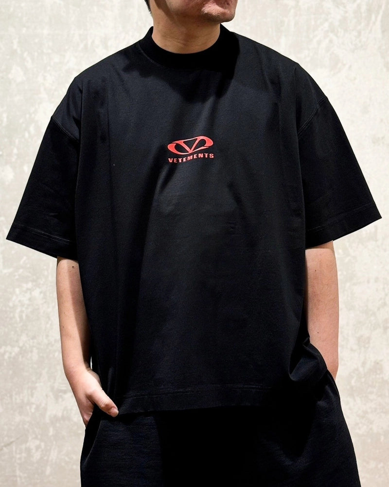 VETEMENTS / OVAL LOGO CROPPED BOXY T-SHIRT (UA66TR600E1000)