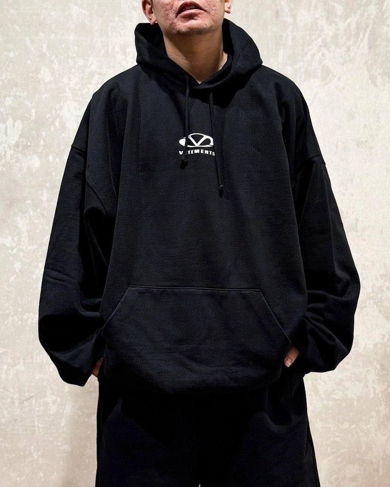 VETEMENTS / OVAL LOGO CROPPED BOXY HOODIE (UA66HD600BW1500)