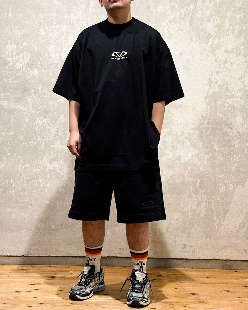 VETEMENTS / OVAL LOGO OVERSIZED T-SHIRT (UA66TR605BW1000)