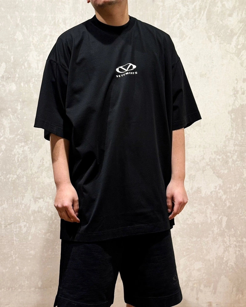 VETEMENTS / OVAL LOGO OVERSIZED T-SHIRT (UA66TR605BW1000)