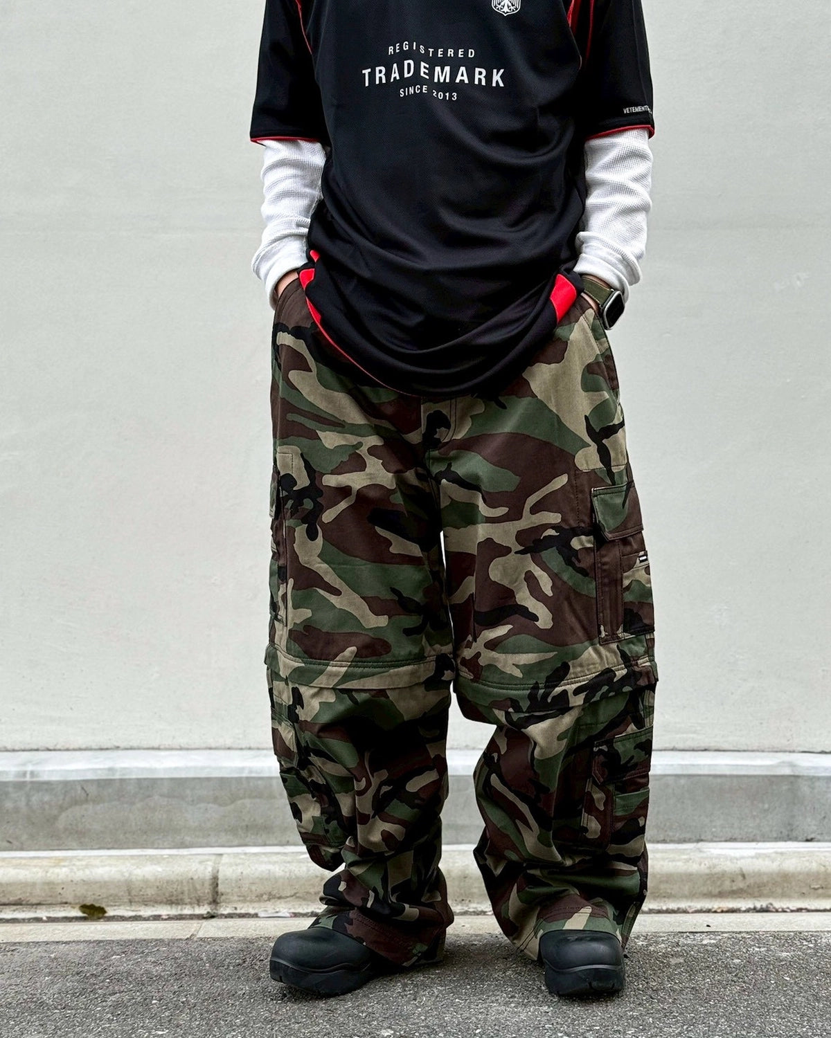 VETEMENTS / CAMO CARGO PANTS (ME76PA096XE)