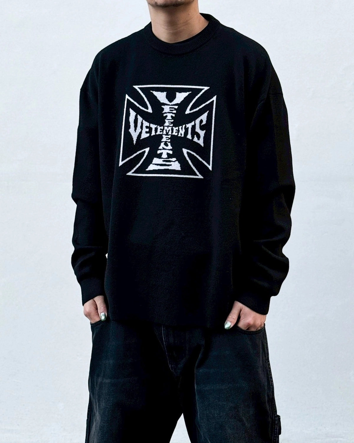 VETEMENTS / DOUBLE BIKER CROSS LOGO SWEATER (ME76KN099B)