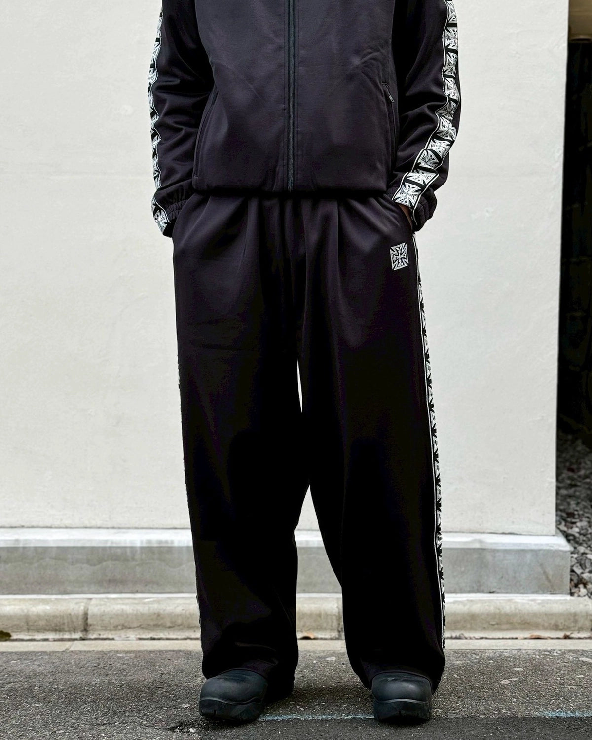 VETEMENTS / BIKER CROSS TAPE TRACK PANTS (ME76GP106B)