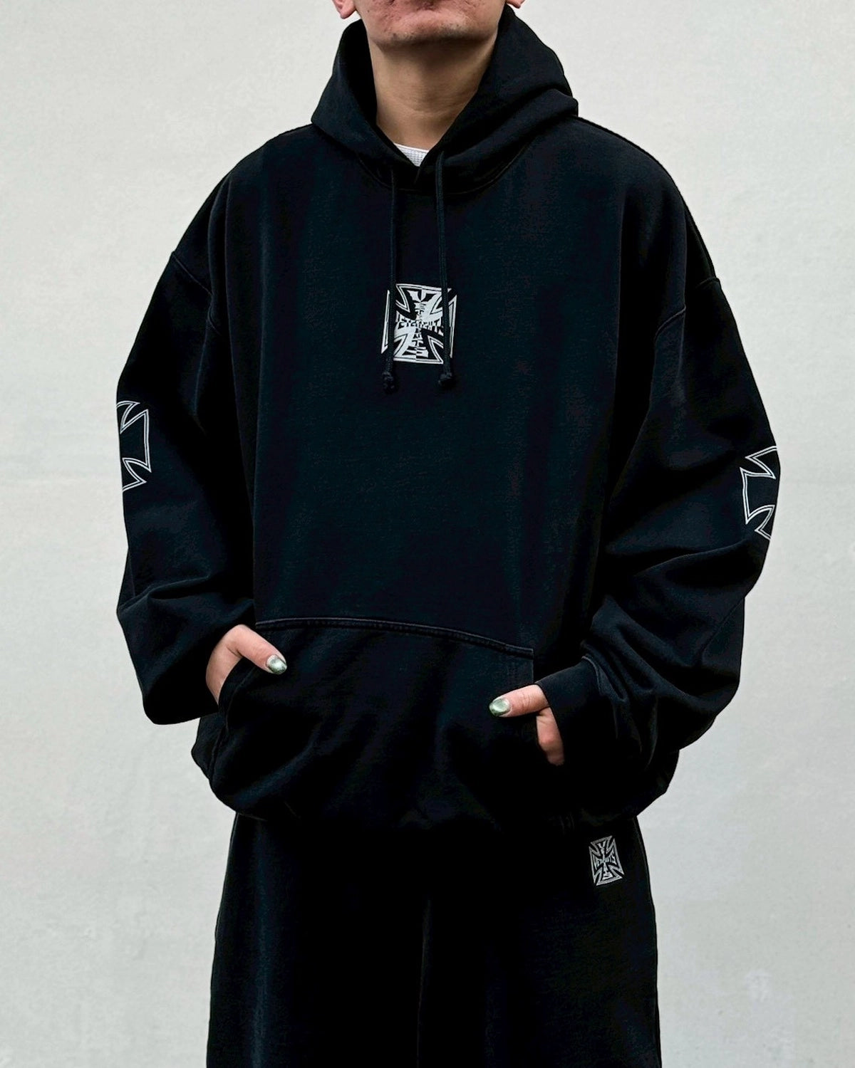 【断捨離中】VETEMENTS ロゴタートルネックトップス VETEMENTS (ヴェトモン) / TRIPPLE BIKER CROSS LOGO HOODIE | 公式
