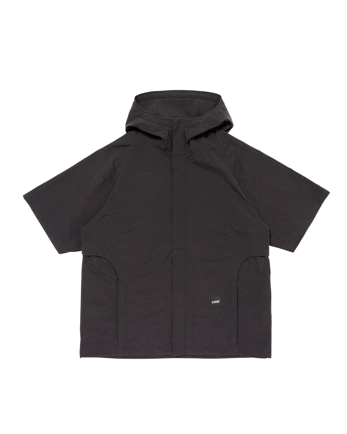 LQQK STUDIO の FUSION SHORT SLEEVE WINDBREAKER (LQS26WB06)