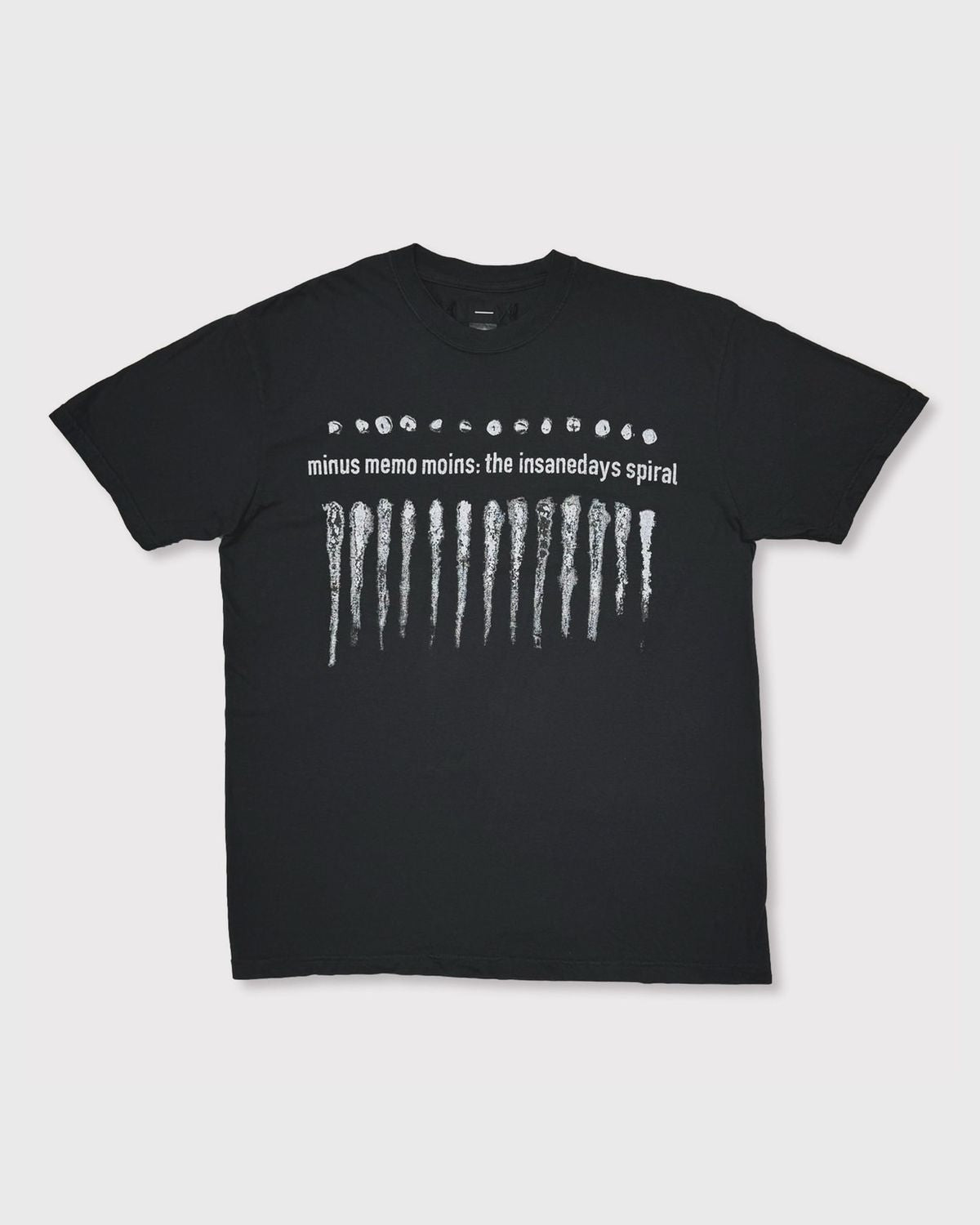 MINUSの Bootleg Tee (MONOCHROME SHINE) 5YEARS BLACK