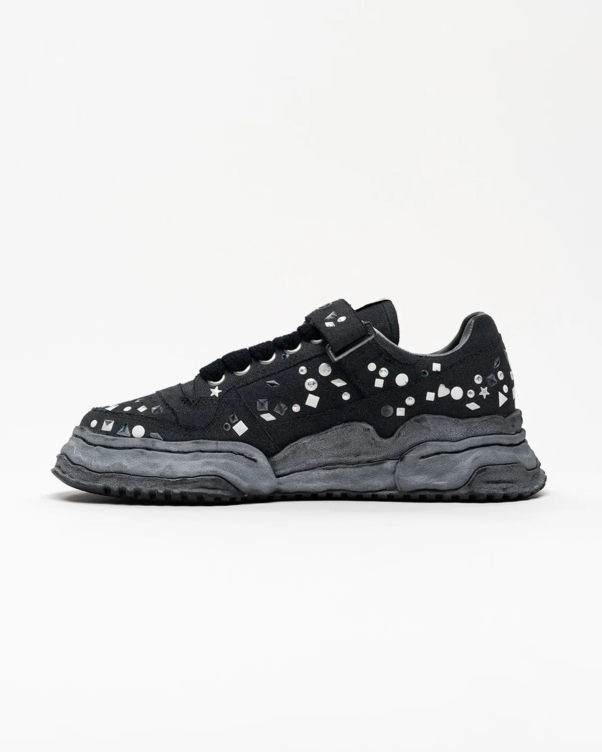 Maison MIHARA YASUHIRO の "KEITH" OG Sole Embellished Canvas Low-top Sneaker (A16FW713)