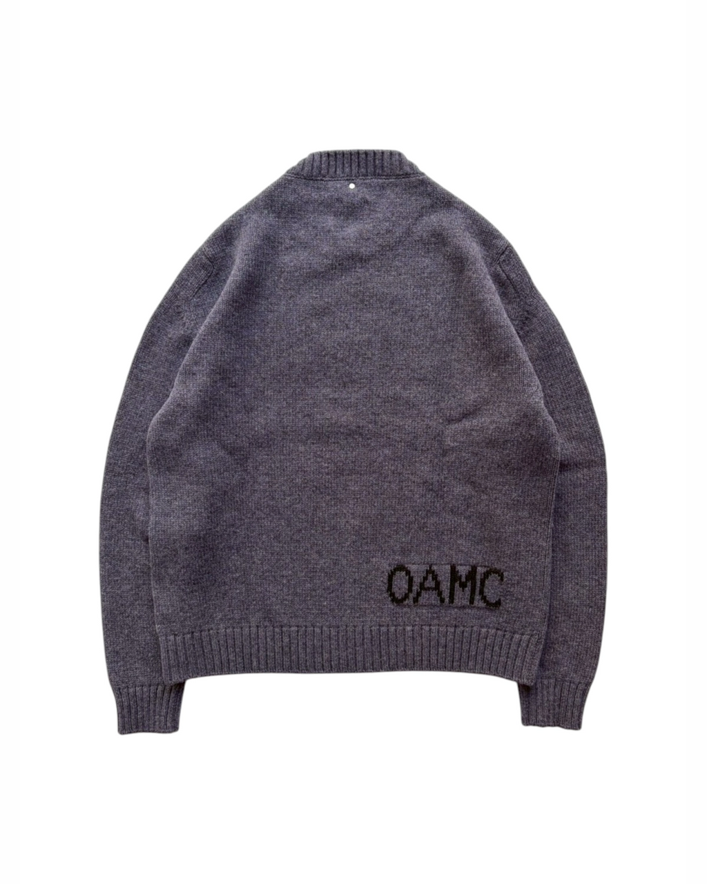 OAMC ラインロゴクルーネックニット OAMC（オーエーエムシー） / ROUND NECK COLLAR WITH LOGO | 公式通販