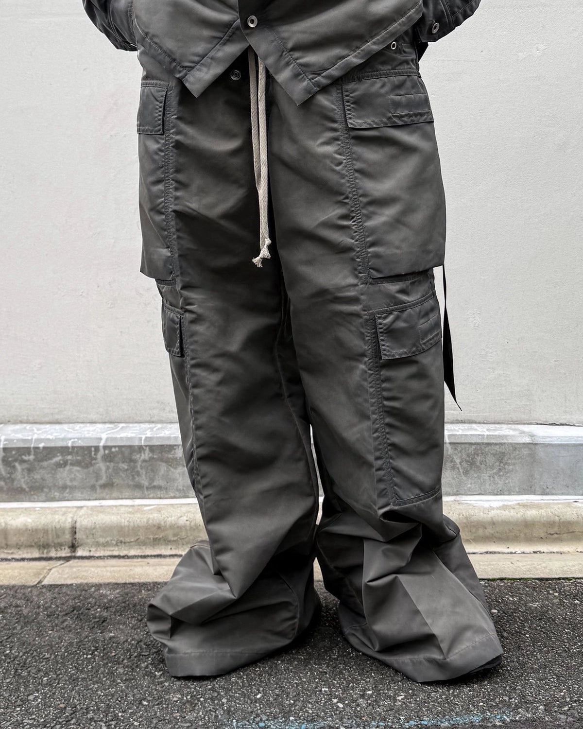 Rick Owens DRKSHDW の DOUBLE CARGO JUMBO BELAS (DU02F6398)