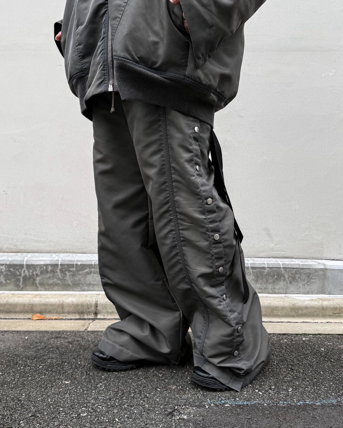 Rick Owens DRKSHDW の WIDE PUSHER PANTS (DU02F6393)